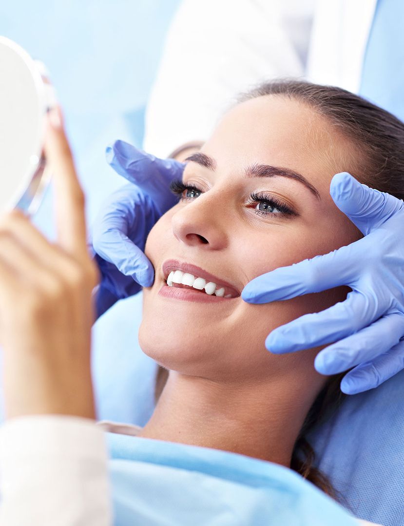 Lächelnde Frau beim Zahnarzt