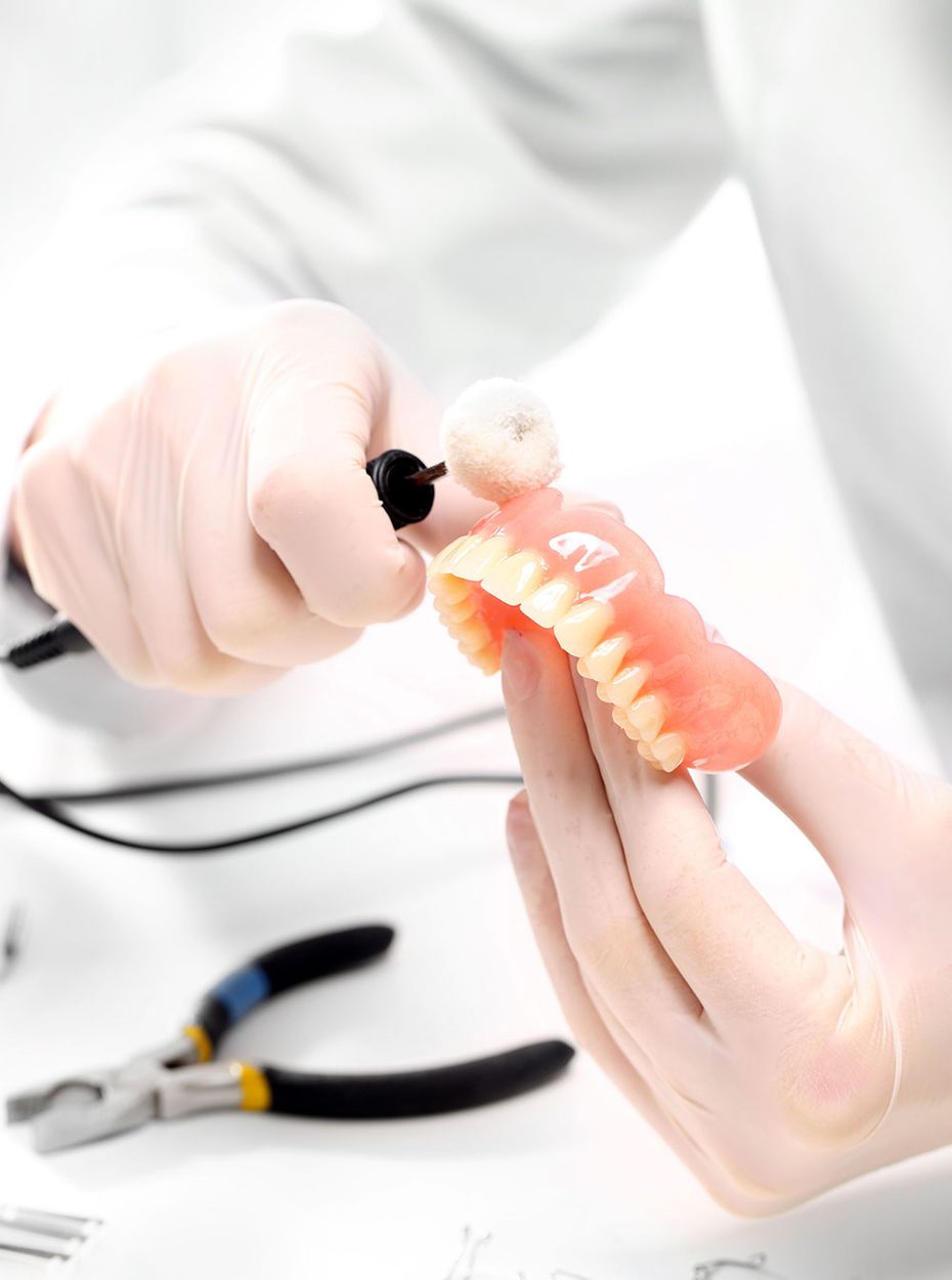 Zahnprothese wird geschliffen